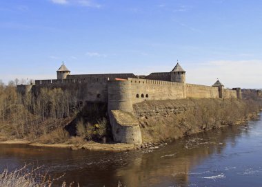 Rusya'da Narva Nehri üzerinde Ivangorod kale