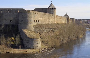 Rusya'da Narva Nehri üzerinde Ivangorod kale
