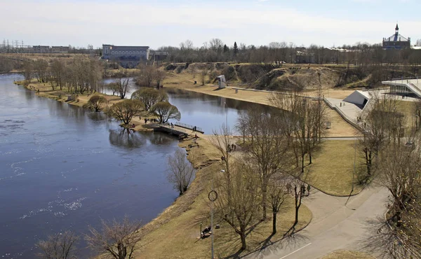 Río Narva en la frontera de Rusia y Estonia — Foto de Stock