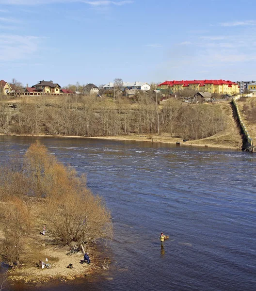 Menschen fischen auf dem Fluss Narva — Stockfoto