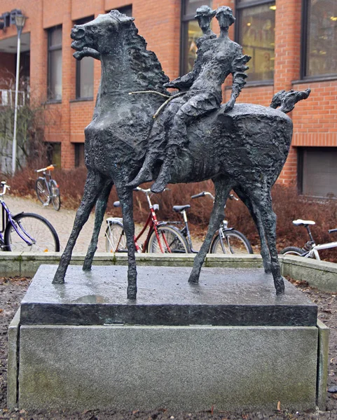 Estatua frente a la biblioteca pública de Hameenlinna, Finlandia — Foto de Stock