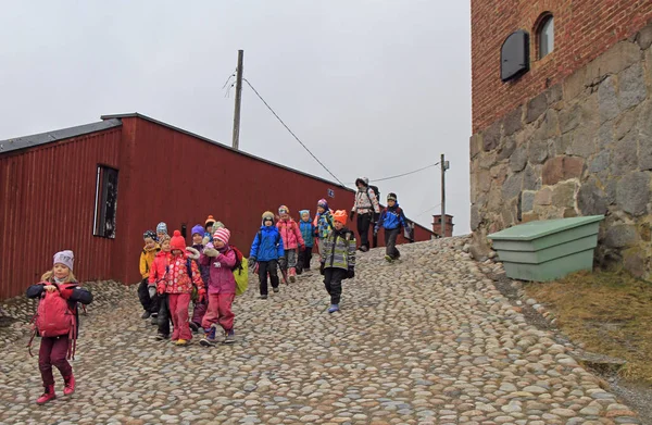 Studenten verlaten Hameen kasteel na een bezoek aan, Finland — Stockfoto