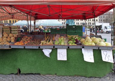 Malmo, İsveç'te sokak pazarında sebze ile durak