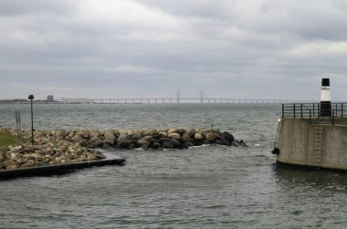 İsveç ile Danimarka arasında köprü karşı taşlı pier