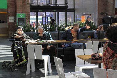 insanlar cental tren istasyonu hall, Malme bekliyor
