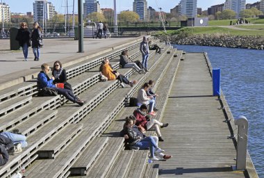 insanlar oturuyor ve Malmo İsveç'in deniz görünümü zevk