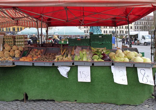 Étal avec légumes sur le marché de rue à Malmo, Suède — Photo
