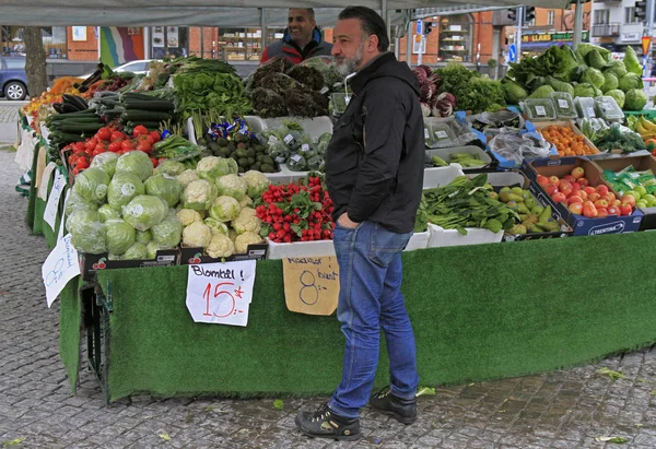 Hombre está vendiendo frutas y verduras al aire libre en Malmo, Suecia — Foto de Stock