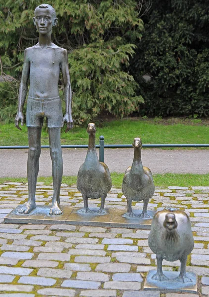 Sculpture composition of Nils with gooses in park — Stock Photo, Image