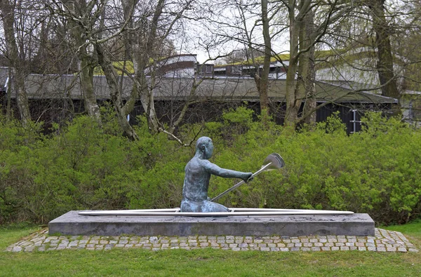 Scuplture kajakarza w parku z Malmo, Szwecja — Zdjęcie stockowe