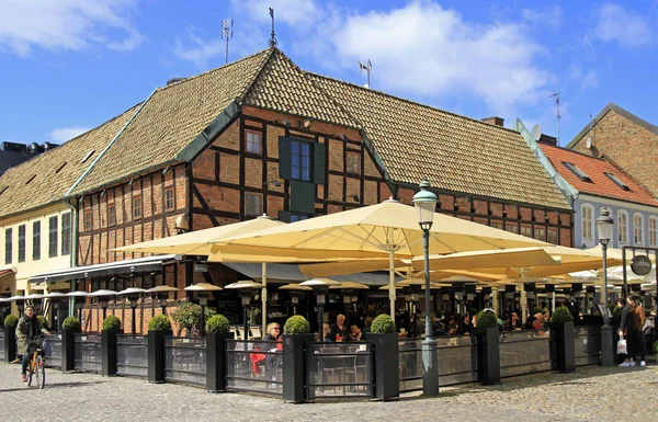 Menschen essen im Café am mittelalterlichen Haus auf dem Marktplatz lilla torg — Stockfoto