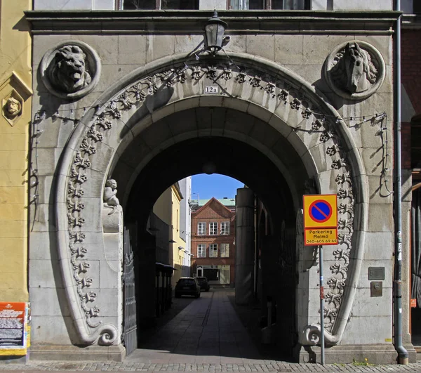 Interessante boog passage in oude stad van Malmö, Zweden — Stockfoto