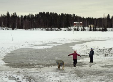 kar, Rovaniemi, Finlandiya için donmuş nehir ile oynayan çocuklar