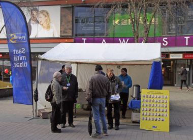 Jyvyskala, Finlandiya ajitasyon çadırda insanlara