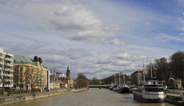 nehir Aura Turku Finlandiya şehrin merkezinde