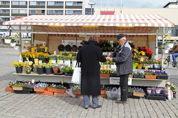 Człowiek jest sprzedaż kwiatów odkryty w Turku, Finlandia — Zdjęcie stockowe