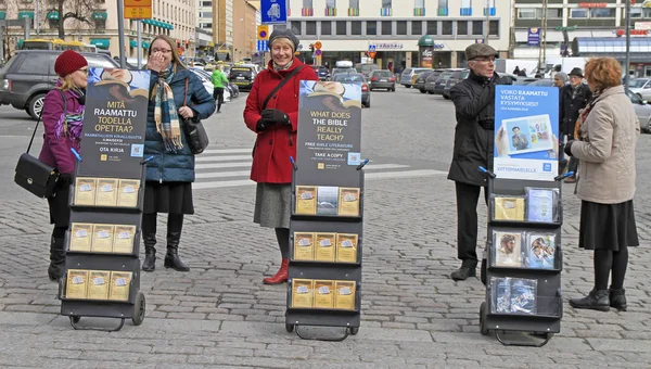 Женщины распространяют копии Библии на центральной площади — стоковое фото