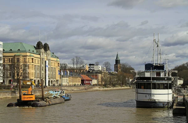 Fiume Aura nel centro della città finlandese Turku — Foto Stock