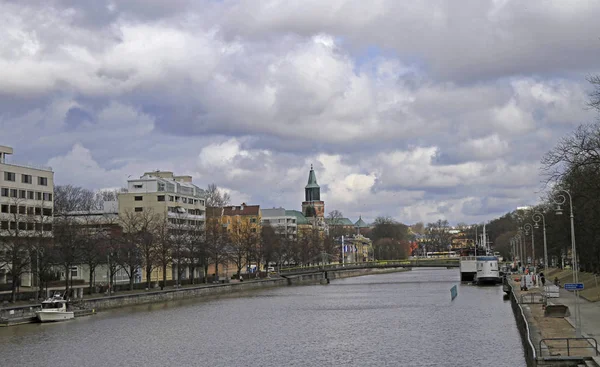 Rio Aura no centro da cidade finlandesa Turku, Finlândia — Fotografia de Stock