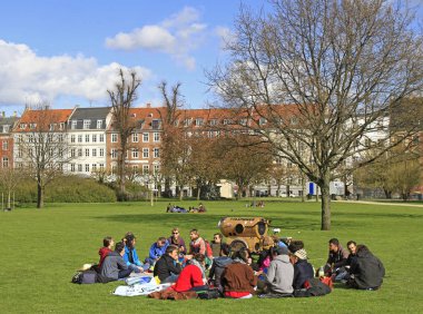 kamu Parkı, Kopenhag, Danimarka rahatlatıcı insanlar