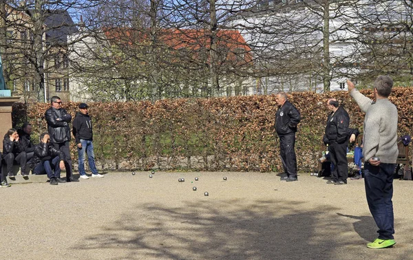 Férfiak játszanak petanque szabadtéri nyilvános park, Copenhagen — Stock Fotó