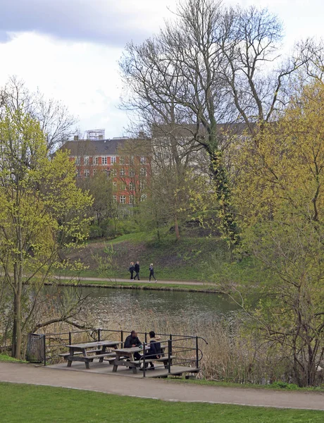 Le persone si rilassano nel parco pubblico di Copenaghen — Foto Stock