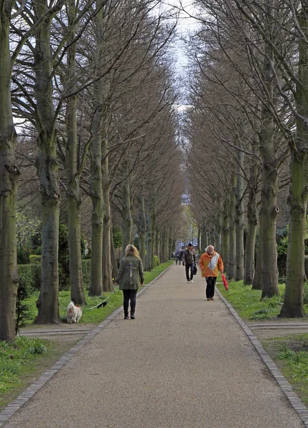 La gente cammina nel parco pubblico di Copenaghen — Foto Stock