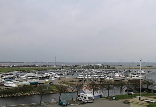 Iates e barcos de pesca no porto de Dragor, na Dinamarca — Fotografia de Stock