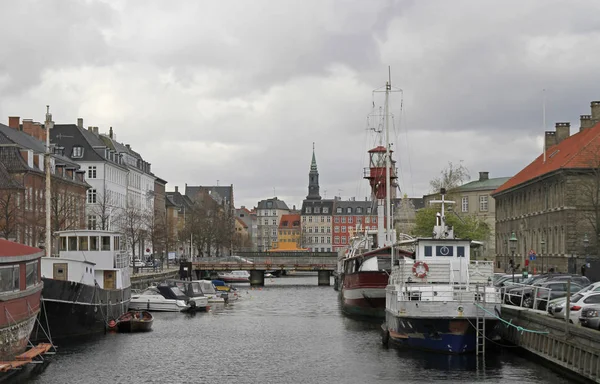 Kanal und Gebäude im Zentrum von Kopenhagen — Stockfoto