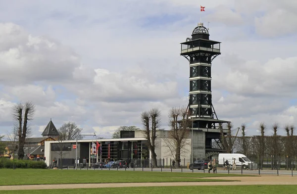 Az emberek sétálnak a bejáratnál a Copenhagen zoo — Stock Fotó