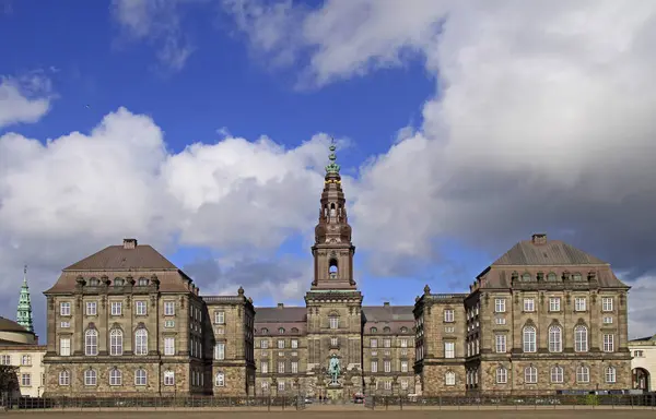 Vista frontal del palacio de Christianborg en Copenhague — Foto de Stock