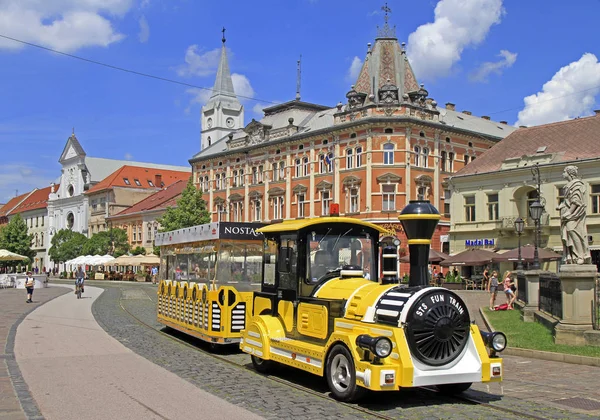 Trem turístico amarelo no centro de Kosice, Eslováquia — Fotografia de Stock