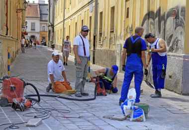Kosice, Slovakya sokakta çinileri işçi parke