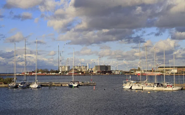 Jachtok és ipari épületek, Koppenhága, Dánia — Stock Fotó