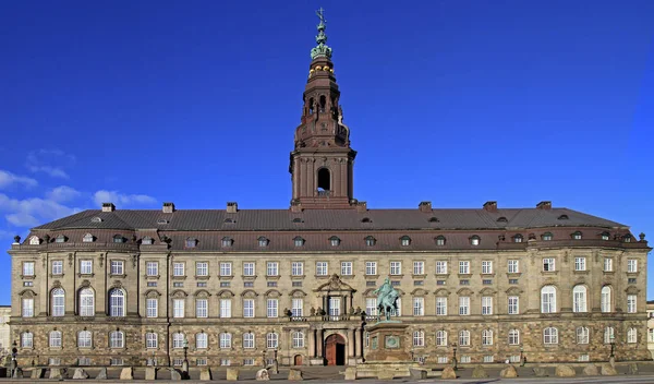 Achteraanzicht van Christianborg paleis in Kopenhagen, Denemarken — Stockfoto