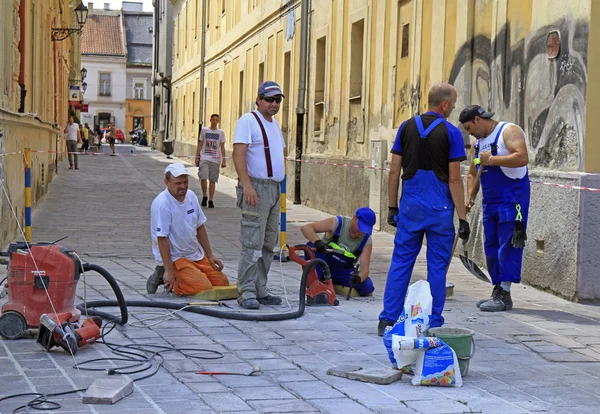 Kosice, Slovakya sokakta çinileri işçi parke