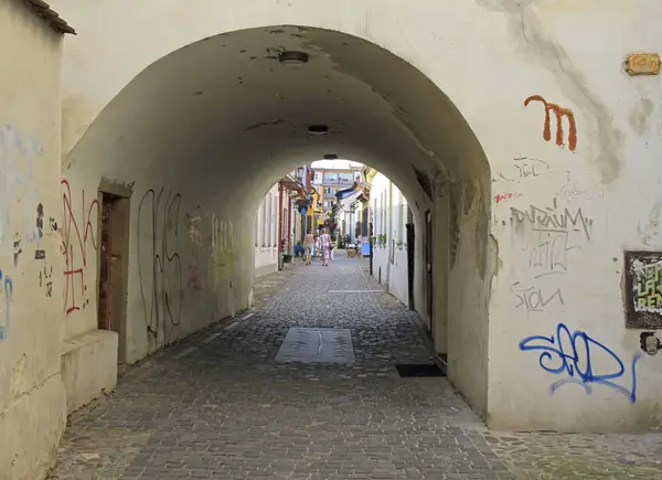 Arco passagem na rua estreita em Kosice, Eslováquia — Fotografia de Stock