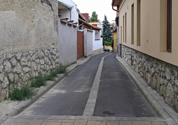 A rua estreita na cidade velha de Eger — Fotografia de Stock