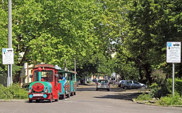 Туристический поезд на старой городской улице в Эгере — стоковое фото