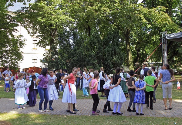 Люди танцуют на народном фестивале в Эгере, Венгрия — стоковое фото