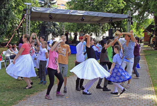 Mensen dansen op folk festival in Eger, Hongarije — Stockfoto