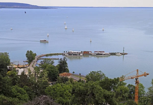 Vista sul lago Balaton dalla piazza centrale di Tihony — Foto Stock