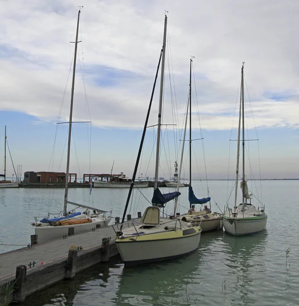 Brygge med fortøyde båter og skip i Tihany, Ungarn – stockfoto