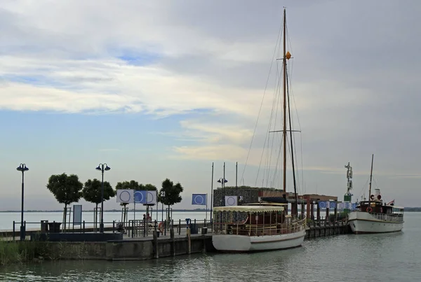 Pier with moored boats and ships in Tihany, Hungary — Stock Photo, Image