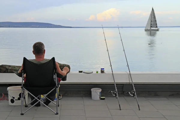 Adam at lake Balaton Tihany, Macaristan için Balık tutma — Stok fotoğraf