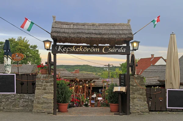 Café tradicional bem decorado em Tihany, Hungria — Fotografia de Stock