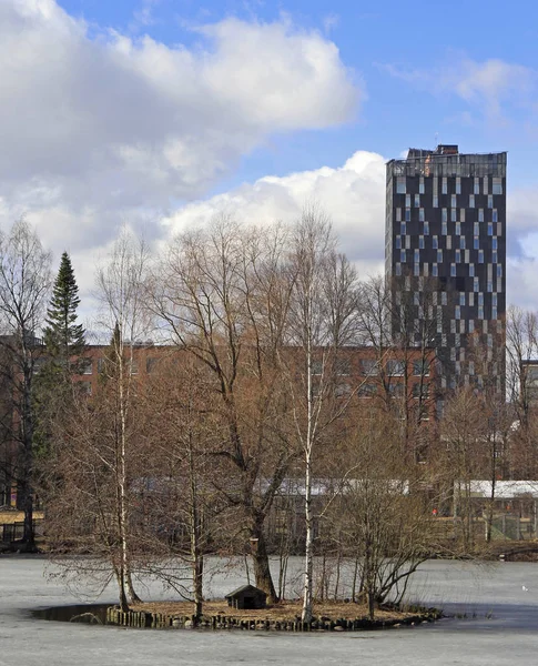 Lago congelado e edifício alto em Tampere — Fotografia de Stock