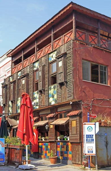 有趣的两层小房子在埃迪尔内，土耳其咖啡厅 — 图库照片