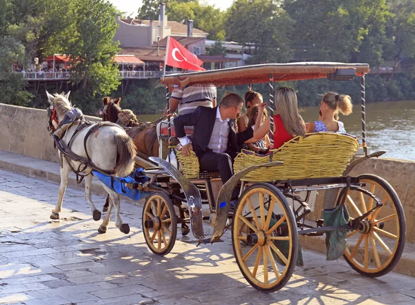 Menschen fahren in Reisebus über Brücke in edirne, Türkei — Stockfoto