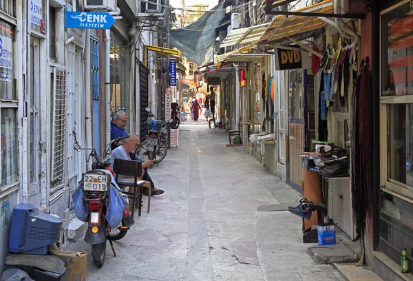 insanlar tarafından Edirne, Türkiye'de dar sokakta yürüyor